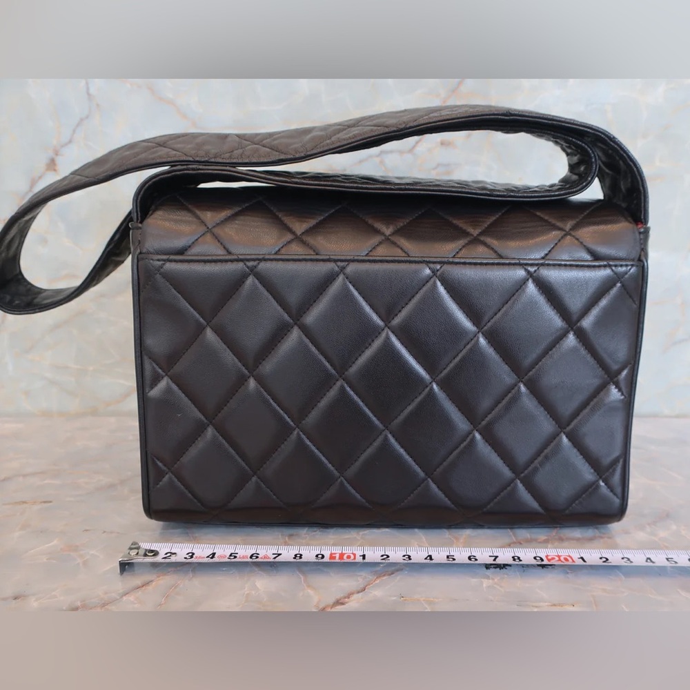 Authentic CHANEL black lambskin medium sized camera vintage crossbody bag - Picture 2 of 15